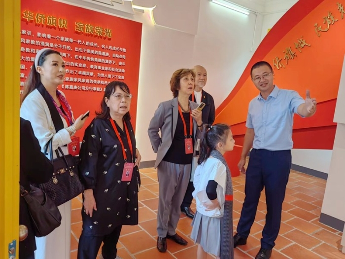 陈嘉庚后裔代表参观“嘉风嘉训”展览（李国良 摄）.jpg