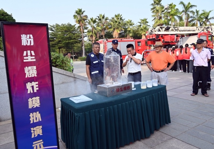 现场观众体验粉尘爆炸模拟演示（吴觅亮摄）.JPG