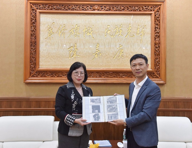 陈朱明的女儿陈芳萍向陈嘉庚纪念馆捐赠其父亲珍藏的档案资料及照片（林志杰摄影）-15.jpg