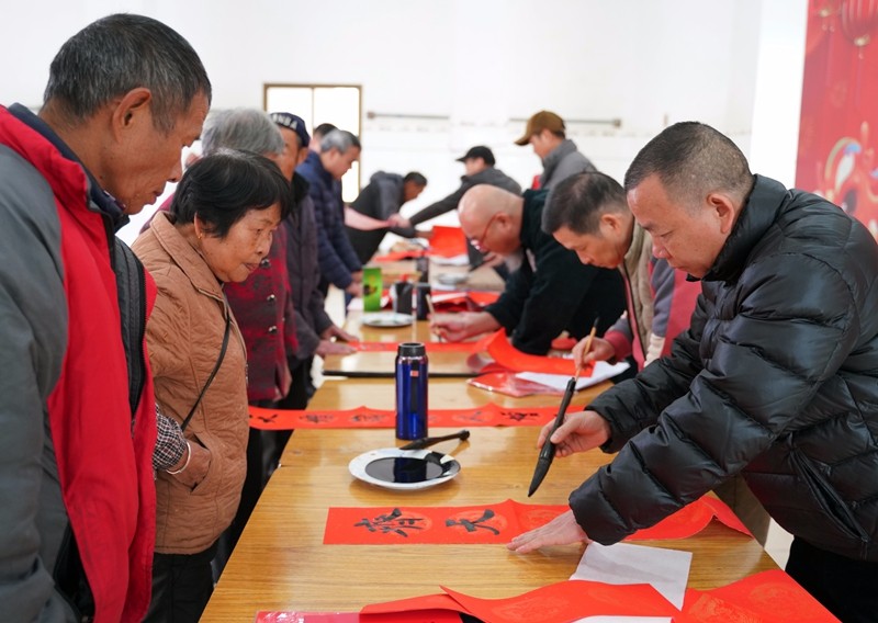 书法家书写、赠送春联现场（主办方供图）.jpg