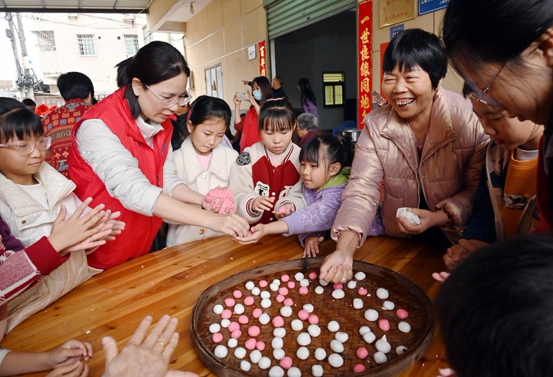 老人和小朋友们一起动手搓汤圆庆元宵（吴觅亮摄）.JPG