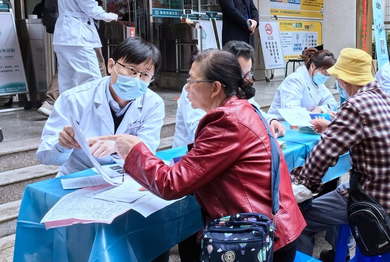 “全国爱肝日”义诊活动现场（集美街道社区卫生服务中心供图）.jpg