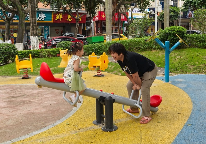 新增“”适儿化“设施的盛光社区公园，居民带小孩在玩耍中（林志杰摄影）.jpg