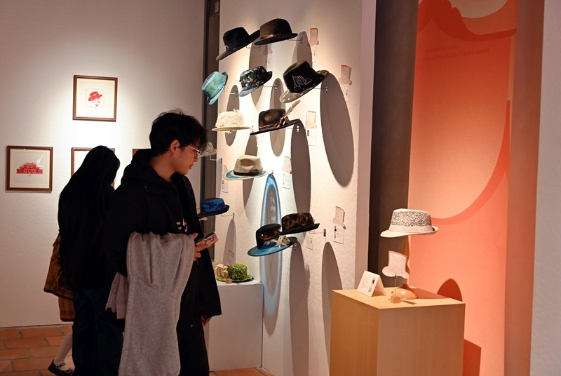 市民参观展出的礼帽作品（吴觅亮摄）.JPG