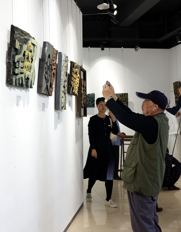 精美的刻字艺术展吸引观众驻足观看（主办方供图）2.jpg