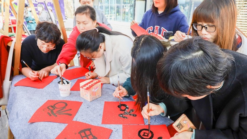 活動現(xiàn)場，職工們寫下福字，祈福新的一年福氣滿滿（主辦方供圖）.jpg