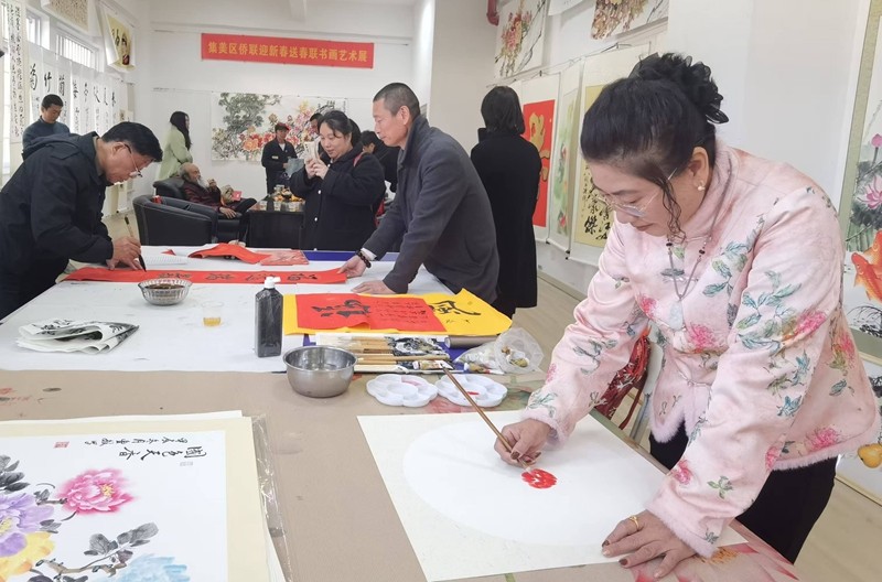 書畫藝術家們為群眾畫畫寫春聯（拍攝 馮立東）.jpg