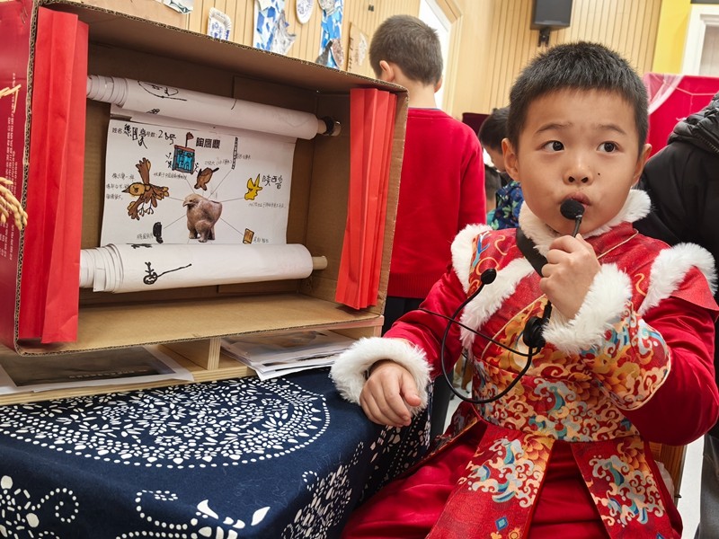 孩子們化身小講解員，講解文物2-林桂楨攝.jpg