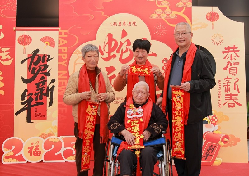 顾恩养老院为老人拍摄全家福-养老院供图.jpg