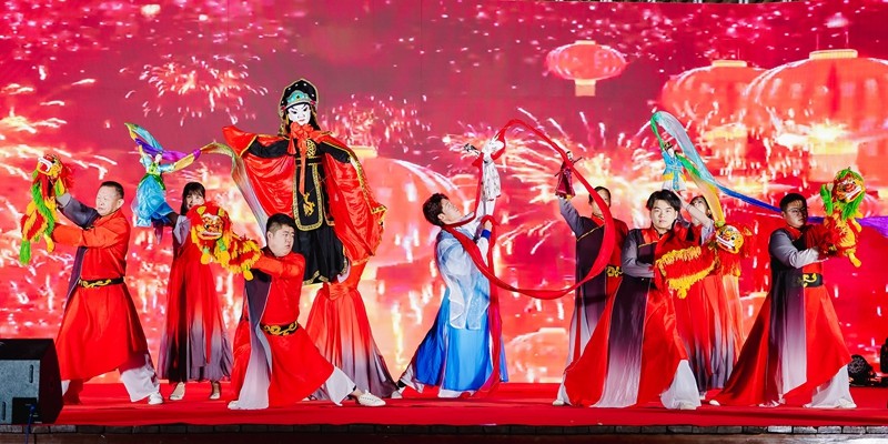 木偶戲《金蛇狂舞賀新春》（馮立東 拍）.jpg