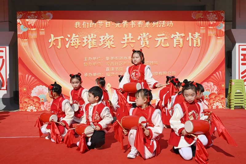 小朋友們表演腰鼓（拍攝 馮立東）.JPG