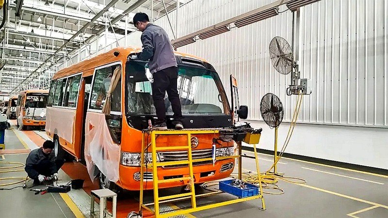 工人正對車輛進行調試和安裝（受訪者 提供）.jpg