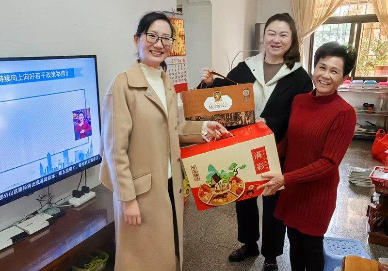 2025年1月26日，銀亭社區婦聯主席王燕雪到熱心居民家中關心慰問（銀亭社區供圖）.jpg