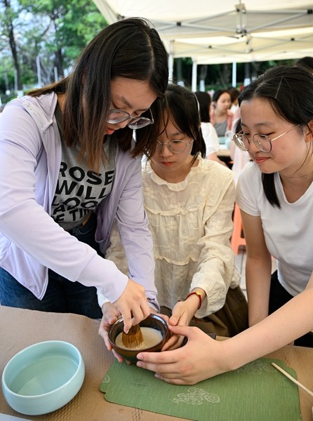 仿宋點茶項目中，同學們在茶盞中添加茶末和水后，進行擊拂。（林志杰攝影）-4.jpg