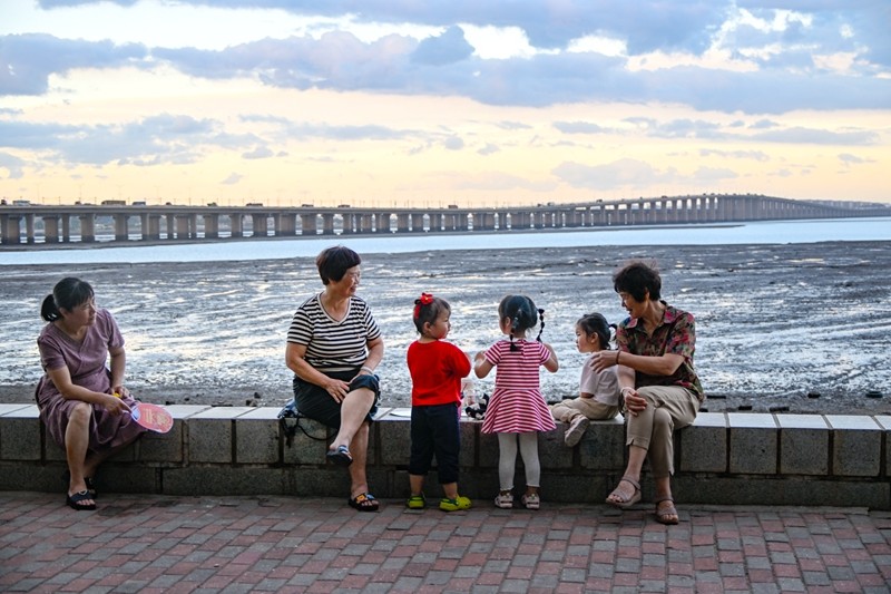 岸线上，市民陪娃、聊天。（林志杰摄影）-39.jpg