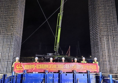 工程首个桥梁承台顺利完成浇筑1.jpg