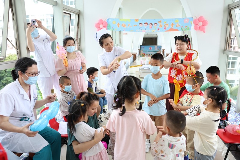 为就诊、住院的孩子庆祝六一1-二院供图.jpg