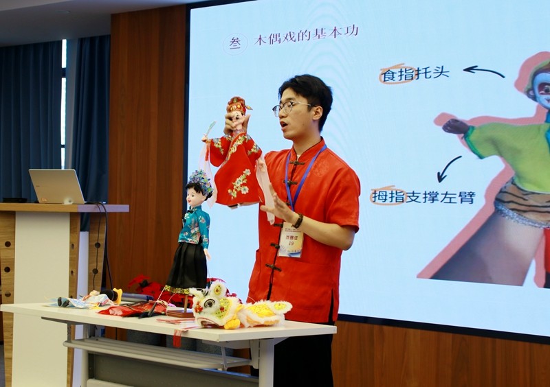 参赛选手在个人风采展示环节，模拟研学旅游课程2（主办方供图）.jpg