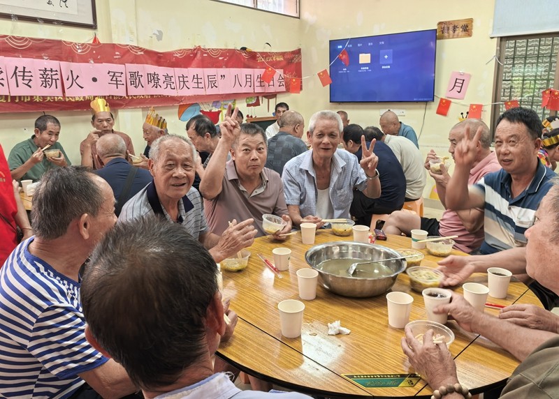 老兵与寿星长者齐聚一堂共话荣光.jpg