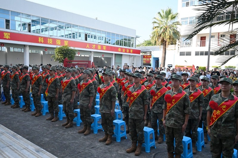 新兵们整齐列队，精神抖擞.JPG