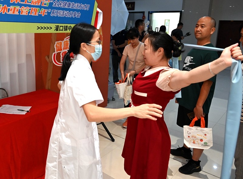 别开生面的“健康市集”温暖开市(吴觅亮摄）2.jpg