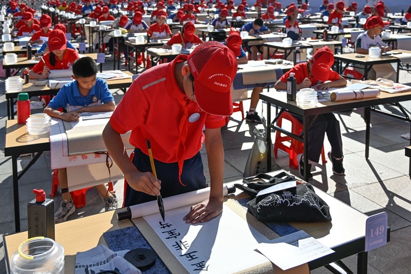 2025年集美区“嘉庚语录伴我成长”中小学生现场书法比赛举行。图为，比赛现场。（林志杰摄影）-10.jpg