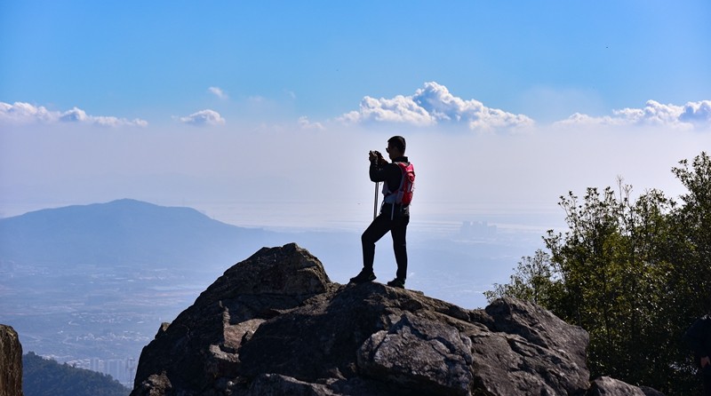 户外爱好者登顶仙灵旗山，赏拍美景。（林志杰摄影）-9.jpg