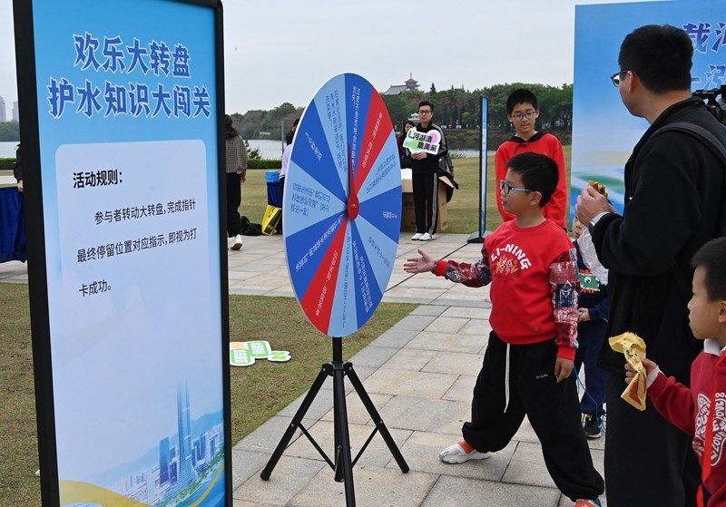 市民在轻松互动中学习护水知识（吴觅亮摄）.JPG