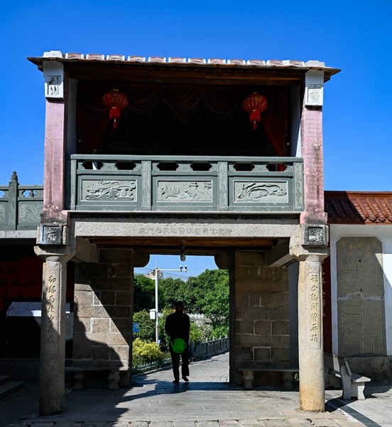 古驿站门楼 “驿楼古地” 四字苍劲，楼上关帝奉祀，楼下凉亭曾迎八方旅人。（林志杰摄影） (6 - 100).jpg