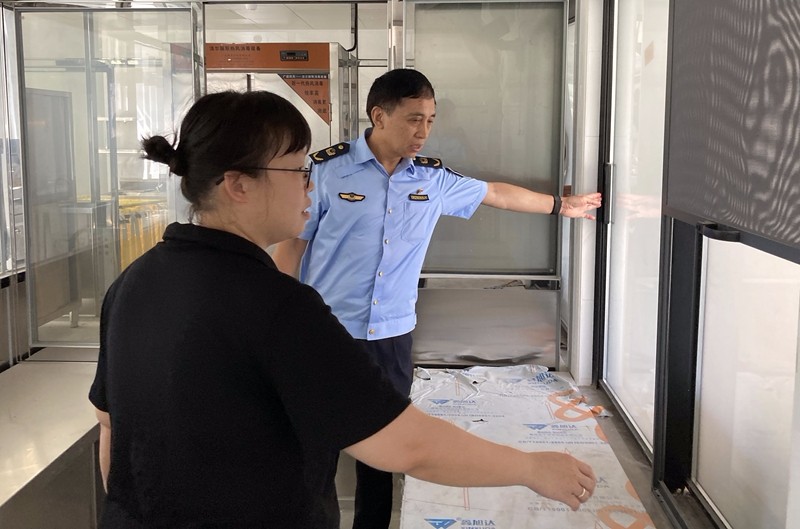市场监管相关工作人员对新建学校食堂进行现场检查指导2（区市场监管局供图）.jpg