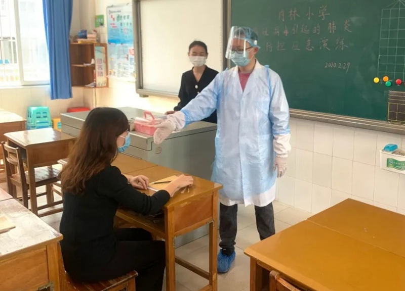 黄亮在开展学校防疫应急演练.jpg