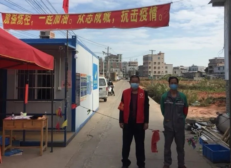 叶祺禧（左一）在体温监测站值班.jpg