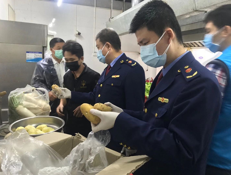 陈荣旋（右一）带队检查酒店餐饮食品原材料(区市场监管局供图）.jpg