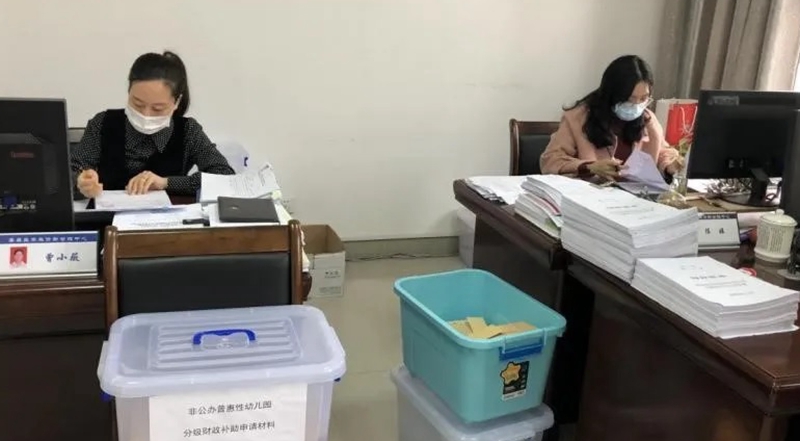 区教育招生考试中心工作人员正在办理教育补助申请业务.jpg