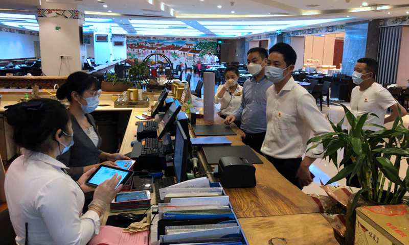陈锡彬（右二） 关心企业复工复产 街道供图.jpg