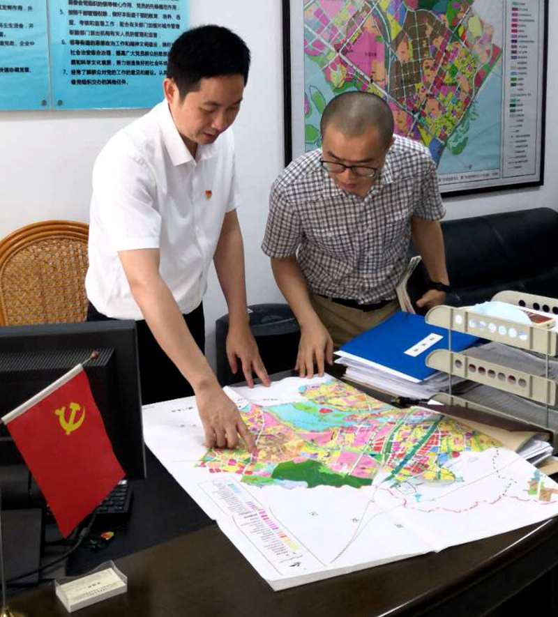 陈锡彬（左一）正与工作人员盘活资源  拍摄 李国良.jpg