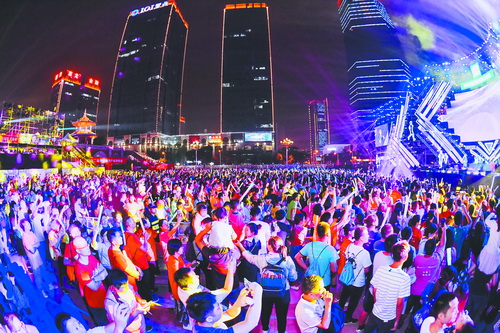 奔跑“最美夜景线”感受“越夜越美丽”集美新城荧光夜跑系列活动举行，万众参与热力十足.jpg