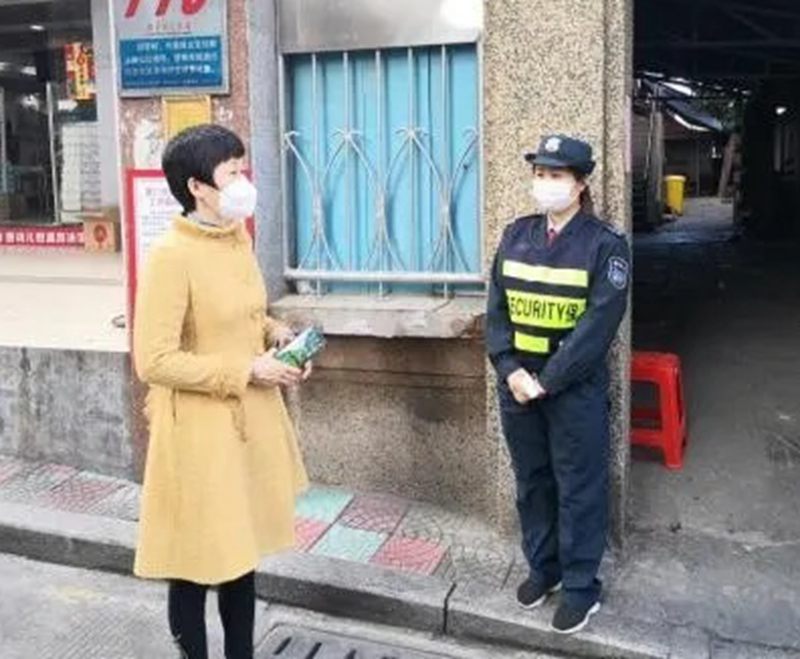 孙清华到社区防疫点了解情况（集美区委组织部供图）.jpg