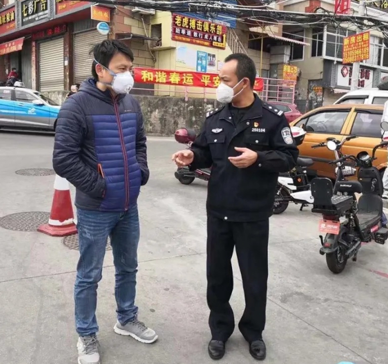 张旺福（右一）宣传防疫知识（集美区委组织部供图）.jpg