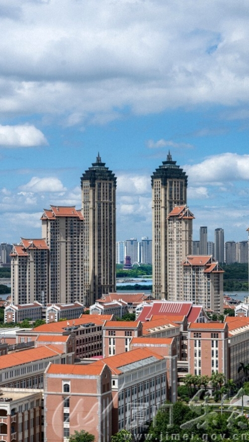 闽南红与现代高楼 + 何文鸿 +集美学村+18150166783.jpg