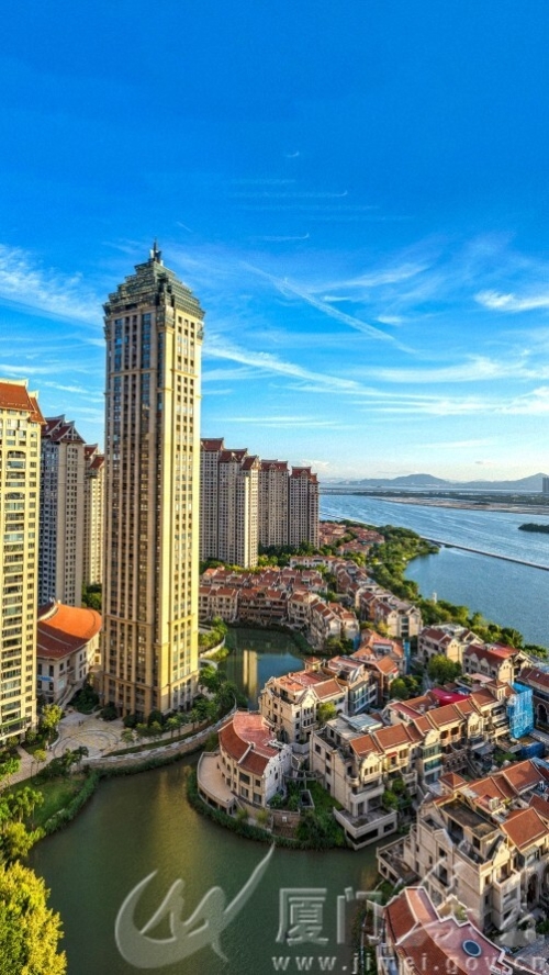 《水畔城韵》何文鸿   水晶湖郡18150166783.jpg