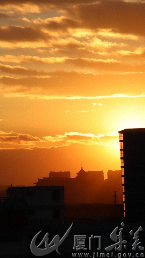 刘晗韵（马来西亚，13858706677）《晚霞映新城》 华侨大学.jpg