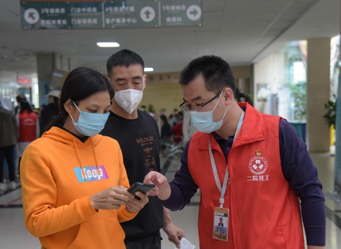 厦门医学院附属第二医院行政人员轮流上岗为患者提供志愿服务