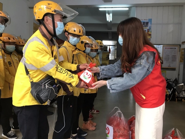 志愿者给外卖员送上牛奶面包等爱心礼包(杏林街道新时代文明实践所供