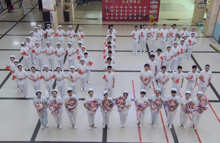 手持国旗512队形靓眼了二院举行快闪活动庆祝国际护士节