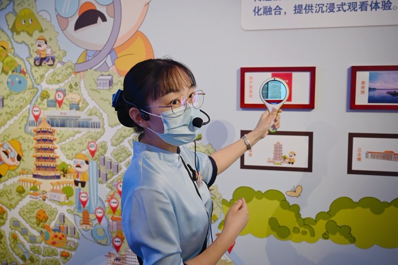 讲解员演示AR探究镜（拍摄 冯立东）.JPG