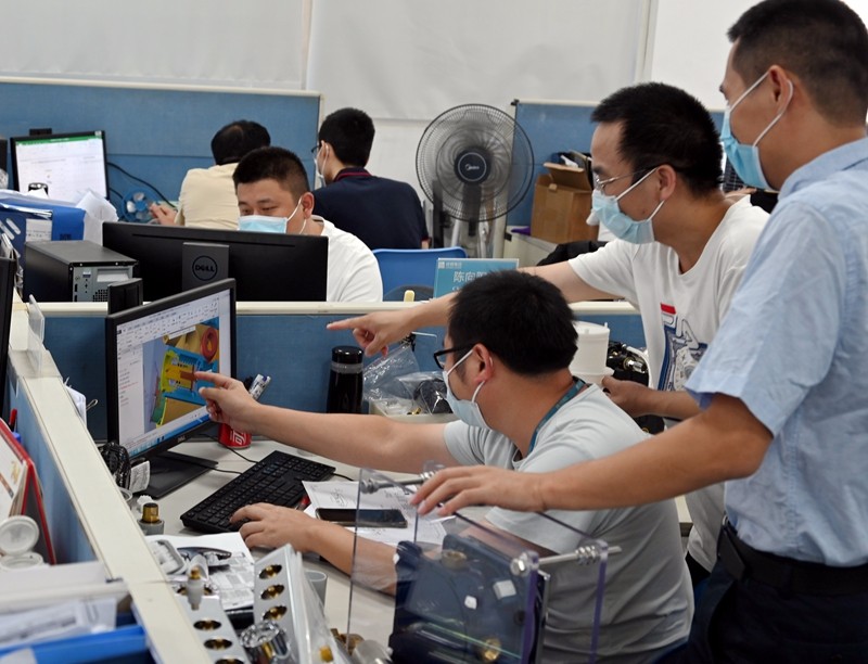 建霖家居位居“2021民企发明专利500强”第118位，图为技术人员正在进行产品研发工作（吴觅亮摄）.JPG