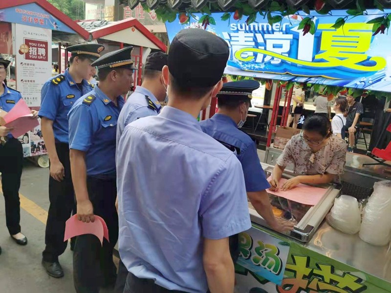 执法局工作人员向经营摊点宣传.jpg