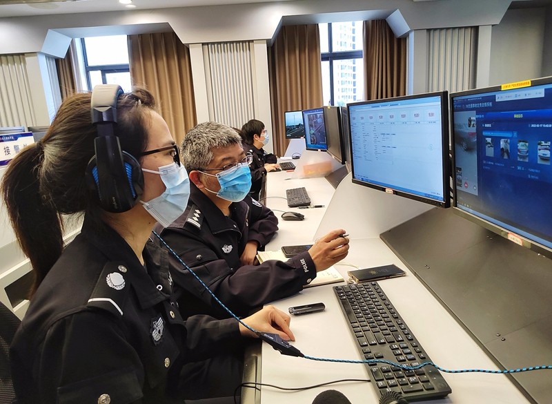 民警通过系统处理事故2.jpg
