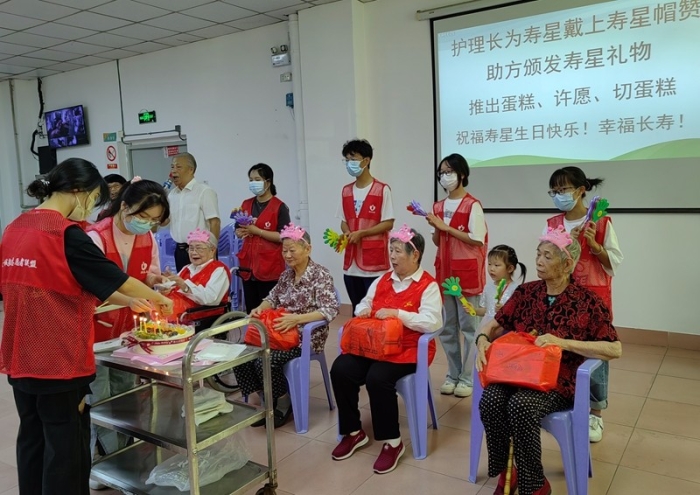 爱欣公寓为老年人过集体生日（李国良 摄）.jpg